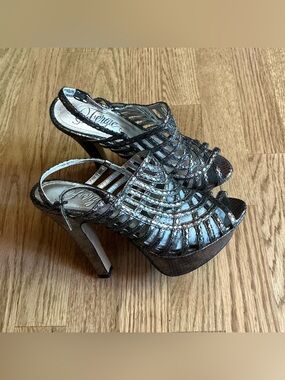 FERGIE DRESSY Metallic  platform Sandals 🔥🔥